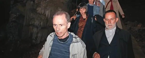 Albahari med spustom na sklepno slovesnost mednarodnega literarnega  festivala v jami Vilenica minulo soboto