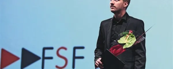 Rok Biček ob prejetju nagrade za najboljši film v Portorožu 