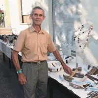 Gabrijel Jeram je eden izmed kamnosekov, ki v filmu predstavlja bogato kamnoseško dediščino Krasa 