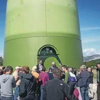 Udeleženci včerajšnje ekskurzije pri prvi veliki vetrni elektrarni v Sloveniji, na Griškem polju pri Dolenji vasi