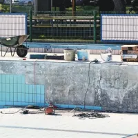 Bazen je prazen, ker  obnavljajo nekaj poškodovanih keramičnih ploščic na oblogi 