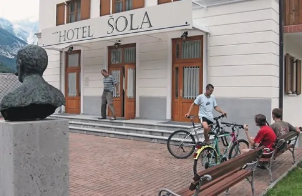 Hotel Šola potrebuje podjetno družino, ker s plačevanjem zaposlenih ne bi daleč prišli