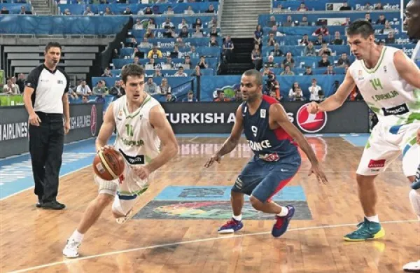 Tony Parker (v modrem dresu) je motor francoske reprezentance