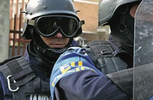 Eksplozijo blizu stavbe Telekoma v Kosovski Mitrovici preiskujejo pripadniki kosovske policije in Eulexa, sodelujejo pa tudi pripadniki misije ZN na Kosovu Unmik