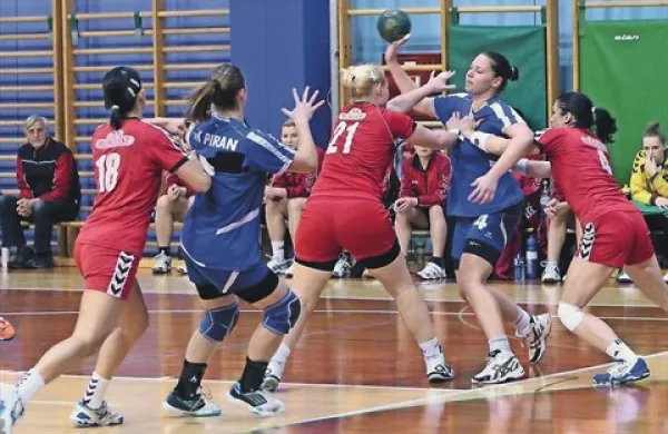 Prvi primorski derbi med Piranom (modre) in Mlinotestom (rdeče) je bil že v  sredinem  pokalu