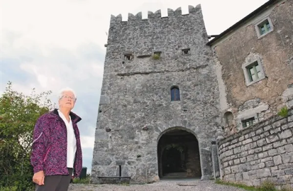 Razstavišče Stolp na vratih v Štanjelu upravlja zadnjih 20 let Marija Švagelj s soprogom in sinom