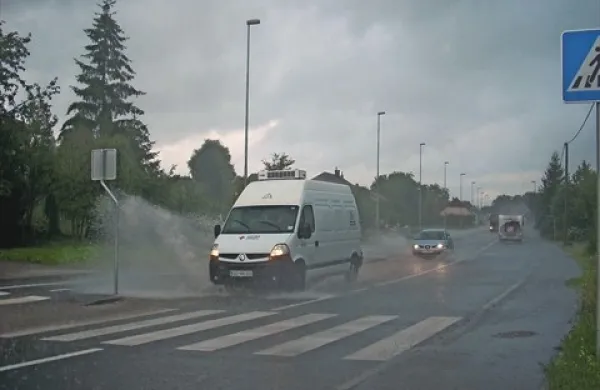 Ker z nove ceste  voda ne odteka, jo vozila v dolgih curkih nehote škropijo po pločniku in pešcih. Slednji se zato ob dežju pločnikom raje izognejo.  