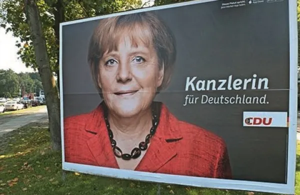Sodeč po projekcijah volilnih izidov je na današnjih parlamentarnih volitvah v Nemčiji največ, 42,5 odstotka glasov, dobila CDU-CSU kanclerke Angele Merkel