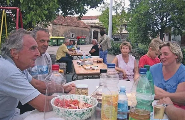 Na Brjah pri Koprivi so vaščani  uživali ob hrani in pijači, ki so jo pripravili po tradicionalnih kraških receptih