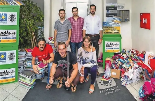 Izkupiček z dobrodelnega koncerta LeoManija za otroški nasmeh so namenili štirim družinam za plačilo stroškov stanovanja in elektrike. Šolske potrebščine pa so predali Osnovni šoli Koper in Osnovni šoli Vojke Šmuc iz Izole.  