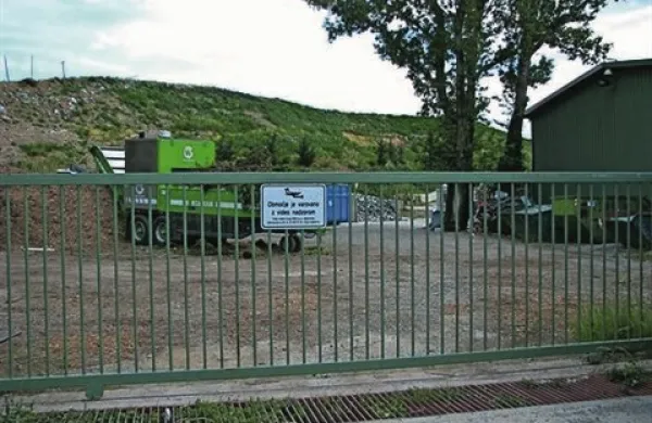  V KSD Ajdovščina še vedno poudarjajo, da imajo izpolnjene vse pogoje za nadaljnje odlaganje  na domačem odlagališču Dolga Poljana, in ocenjujejo, da bi  okoljsko dovoljenje zanj lahko dobili v mesecu dni