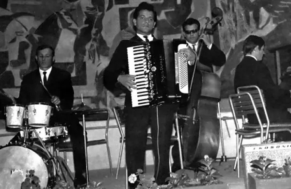 Orkester Jožeta Horvata (sedi za klavirjem) na plesišču hotela Galeb 