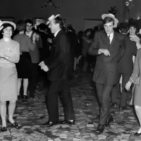 Pustni ples v hotelu Triglavu leta 1966. V ospredju dolgoletni tonski mojster na Radiu Koper, Lino Cernaz, z ženo Zdenko 