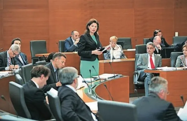 Smo prva vlada, ki se je problema sive ekonomije resno lotila, je v DZ izpostavila predsednica vlade Alenka Bratušek