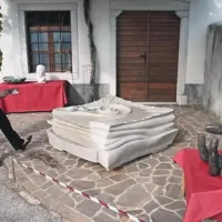 Čeprav marsikdo misli, da so apnenci le svetnih barv, obstajajo tudi črne različice