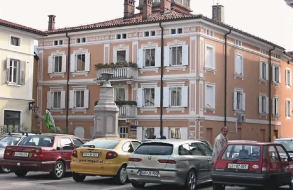 Policija se bo selila in z njo tudi parkirišče, zato bodo lahko  urejali staro jedro 