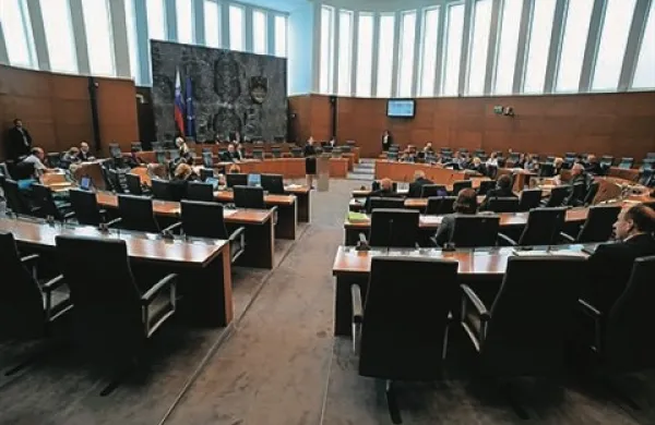 Po predstavitvi stališč poslanskih skupin kaže, da bo predlog   zakona o povračilu škode izbrisanim dobil zadostno podporo za nadaljnjo obravnavo 