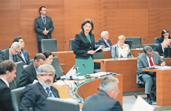 Minimalne plače, pokojninska blagajna, delo na črno, kisik za gospodarstvo ... vse to je  zanimalo poslance 