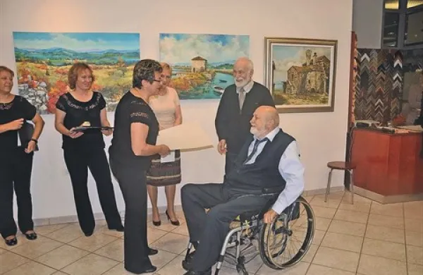  V Galeriji 2 je na ogled  slikarska razstava Vojka Gašperuta Gašperja, enega izmed najbolj uspešnih in prepoznavnih slikarjev, ki slikajo z usti