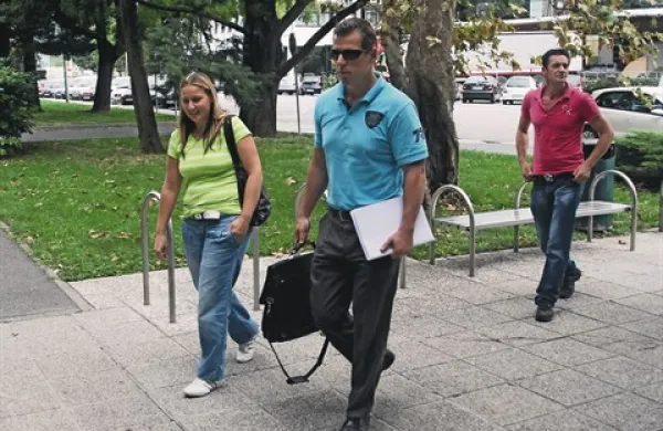 Opeharjeni delavci Pet-nove  upajo, da bo sodišče potrdilo začetek stečajnega postopka in bodo prišli  vsaj do sredstev iz jamstvenega sklada