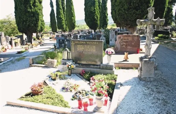 Pol leta po grozljivem umoru v Čežarjih je tožilstvo vložilo obtožbo proti 61-letnemu Izolanu  in 32-letnemu Bolgaru