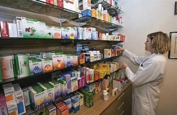 Če farmacevti cen zdravil ne bodo znižali, bodo bolniki  morali nekaj sami doplačati. Zdravniki in lekarne menijo, da bodo imeli zato več dela.