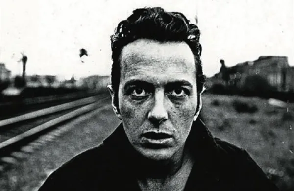 Joe Strummer, pevec in kitarist enega najvplivnejših punk rock bendov The Clash, bo dobil svoj spomenik v Zagrebu