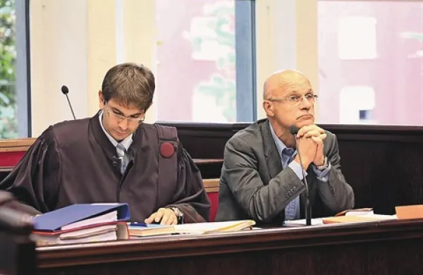 Na novogoriškem okrožnem sodišču se je danes nadaljevalo sojenje zdravniku internistu Silvanu Saksidi ter zdravniku Andreju Bartoliču zaradi storitve kaznivega dejanja povzročitve smrti iz malomarnosti