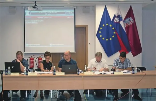 Čeprav je postojnski župan pridobil soglasje občinskega sveta za podpis pogodbe z Lekarno Ljubljana o ustanovitvi nove lekarne, tega ne bo storil brez soglasja ministrstva za zdravje