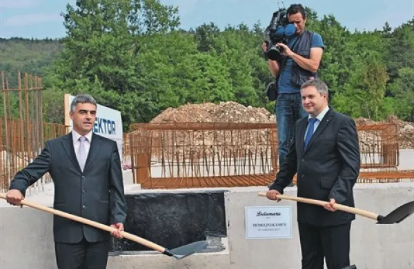 Direktor  Delamarisa Kal Aleksander Debevec (na fotografiji levo) in minister za kmetijstvo Dejan Židan sta  zavihtela lopate in v temelje bodoče tovarne zakopala vrsto dokumentov in   člankov iz medijev o novi proizvodnji ribjih izdelkov v Pivki. 