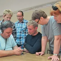 Člani Medobčinskega društva slepih in slabovidnih Koper med preizkušanjem njim prilagojenega telefonskega paketa