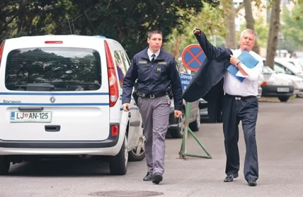 Dušana Črnigoja je pravosodni policist tudi na včerajšnje sojenje  pripeljal  iz koprskega zapora, kjer prestaja kazen v zadevi Čista lopata