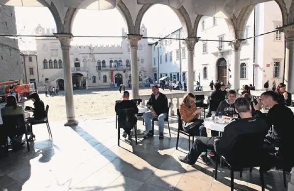 V kavarni Loggia so s torka na sredo izgubili delo vsi trije zaposleni. V družbi Kolosej, ki je najemnik lokala,  se sklicujejo na optimizacijo poslovanja.