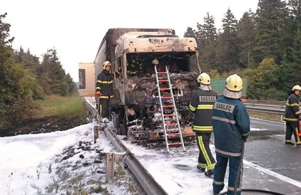 Požar, ki je v torek popoldne zaprl avtocesto med Uncem in Postojno, je povsem uničil tovornjak, ki je prevažal pšenico in koruzo