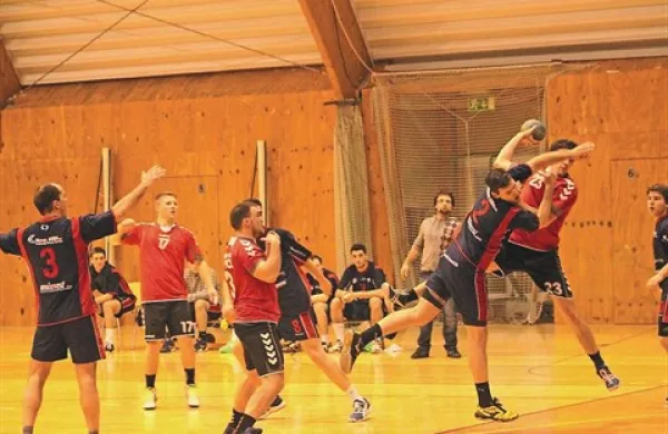 Mitol (v rdečem) je bil lani najboljši primorski drugoligaš, Nova Gorica (v modrem) pa nima več članske ekipe