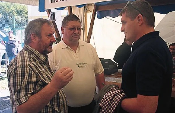 Aleš Zidar (v sredini) v pogovoru z bistriškim županom Emilom Rojcem (levo) in podžupanom Primorsko goranske županije Petrom Mamulo
