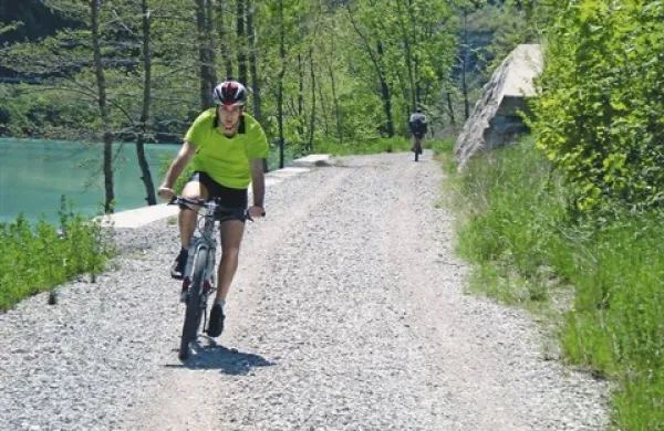 Direkcija še ni izbrala gradbinca, ki bo zgradil kolesarsko pot ob Soči. Če pogodba ne bo podpisana do konca leta, lahko izgubijo že odobrenih 3,4 milijona evrov iz EU. In steza bo splavala po Soči ...