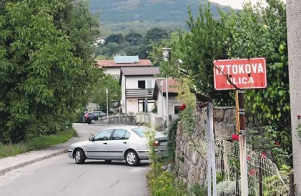 Na Iztokovi ulici se  avta komaj srečata, pravijo stanovalci,  in tudi zato ne more služiti še novemu naselju hiš