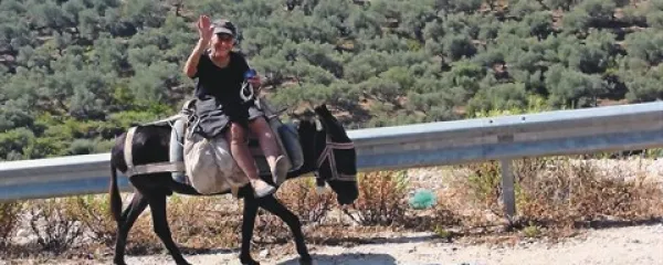 Osel je na albanskih cestah še vedno pogosto prevozno sredstvo