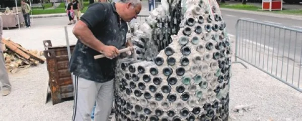Na osrednjem trgu so  v peči iz gline žgali  tisoč steklenic