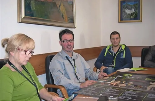Predstave iz nabora 27 uprizoritev, uvrščenih na regijsko raven, je izbral selektor Marko Bratuš (v sredini)