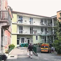 Starim stavbam navkljub bo dom na tej lokaciji najbrž   še vrsto let. Po drugi strani je tam  precej zelenja, blizu je  morje, pošta  ...      