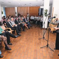 Za mikrofonom v. d. direktorice Davorina Rodela, prva z leve predsednica sveta zavoda Julija Bačnik