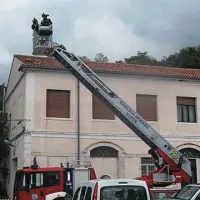 Gasilci so odstranili tudi porušen dimnik, ki k sreči ni zgrmel na cesto