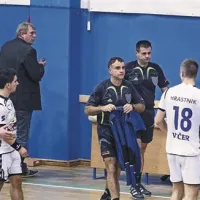 Sodnika Miran Teršek in Dušan Rižner sta zahtevala izpraznitev dela dvorane ter se napotila v slačilnico