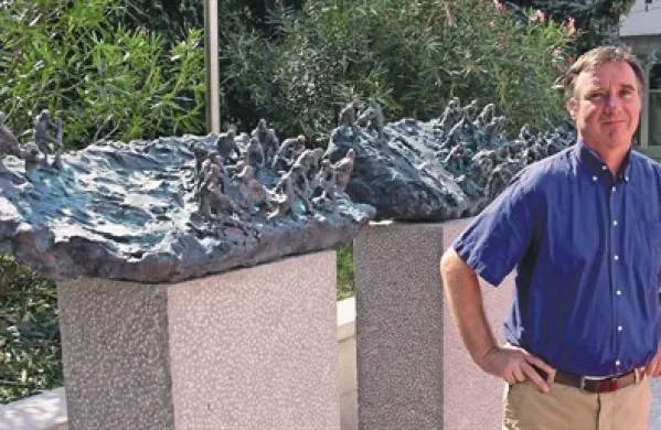 Zmago Posega ob svojem kipu Spomenik graditeljem Nove Gorice leta 2008