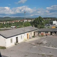 Nasproti sodobnih blokov so zapuščene barake. Stanovalce čez dan moti njihova neurejenost, ponoči pa hrup mladih, ki se zbirajo v njih. 