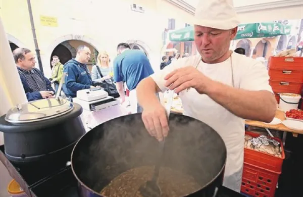 Belokranjci so obiskovalce (z)vabili z gobovimi jedmi