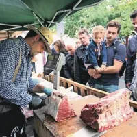 Toskanski okusi so bili na voljo bolj za globoke žepe. Florentinca na žaru so sicer ponujali po  3,1 evra za dekagram, a kaj ko vsak primerek tehta vsaj kilogram