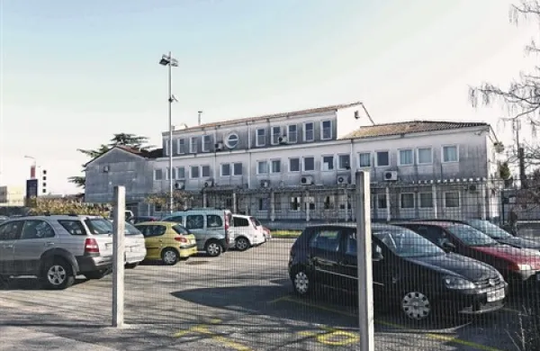 Ob napovedani premestitvi dveh administrativnih delavk iz Postojne v Koper je sindikat ponovno opozoril na neustrezne delovne razmere v pogrezajoči se stavbi PU Koper. Pristojni že dolgo iščejo rešitev, ki pa je očitno ne najdejo.